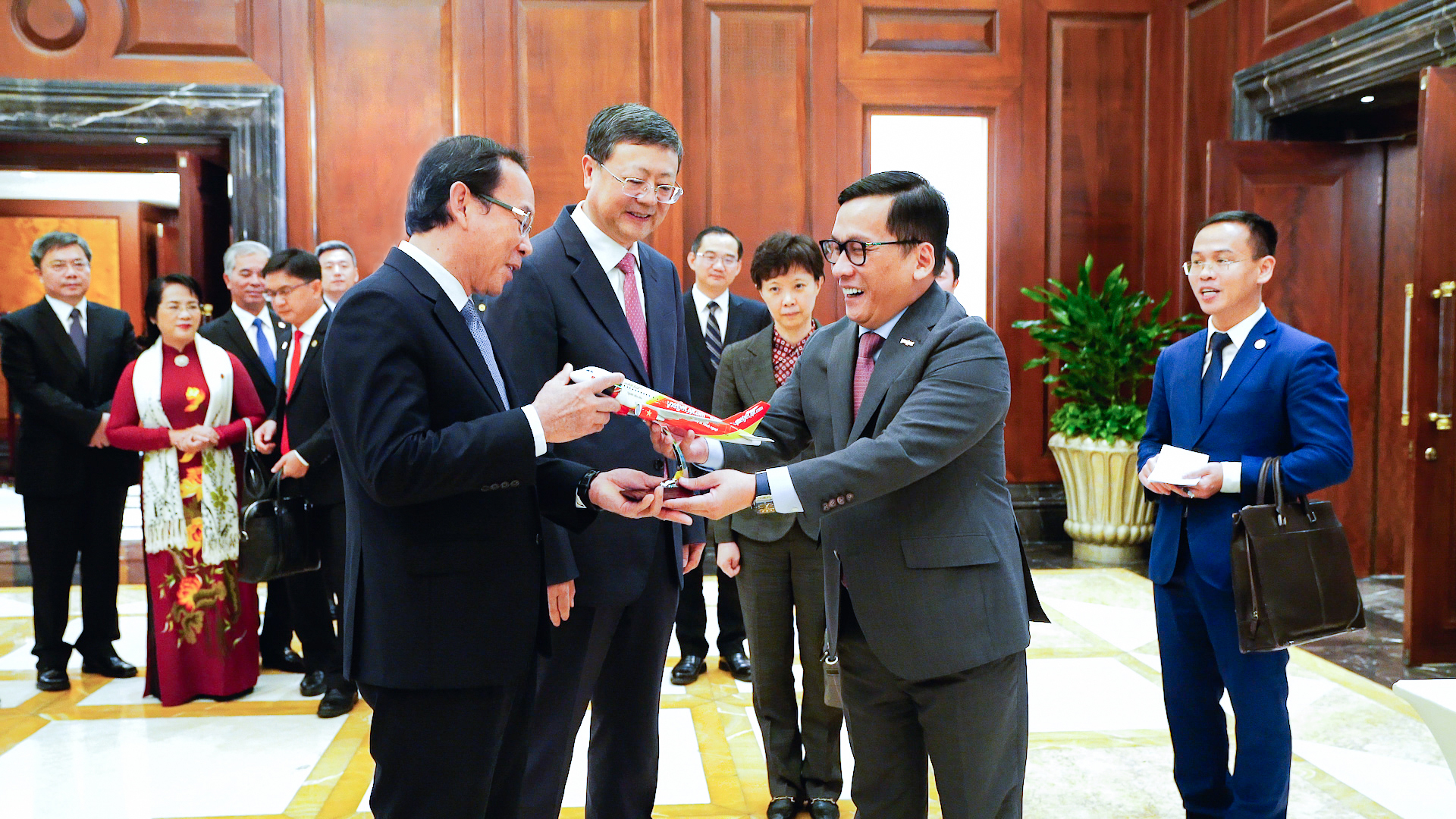 Bí thư Thành ủy Thượng Hải và Bí thư Thành ủy TP Hồ Chí Minh chúc mừng đường bay Thượng Hải – TP Hồ Chí Minh của Vietjet