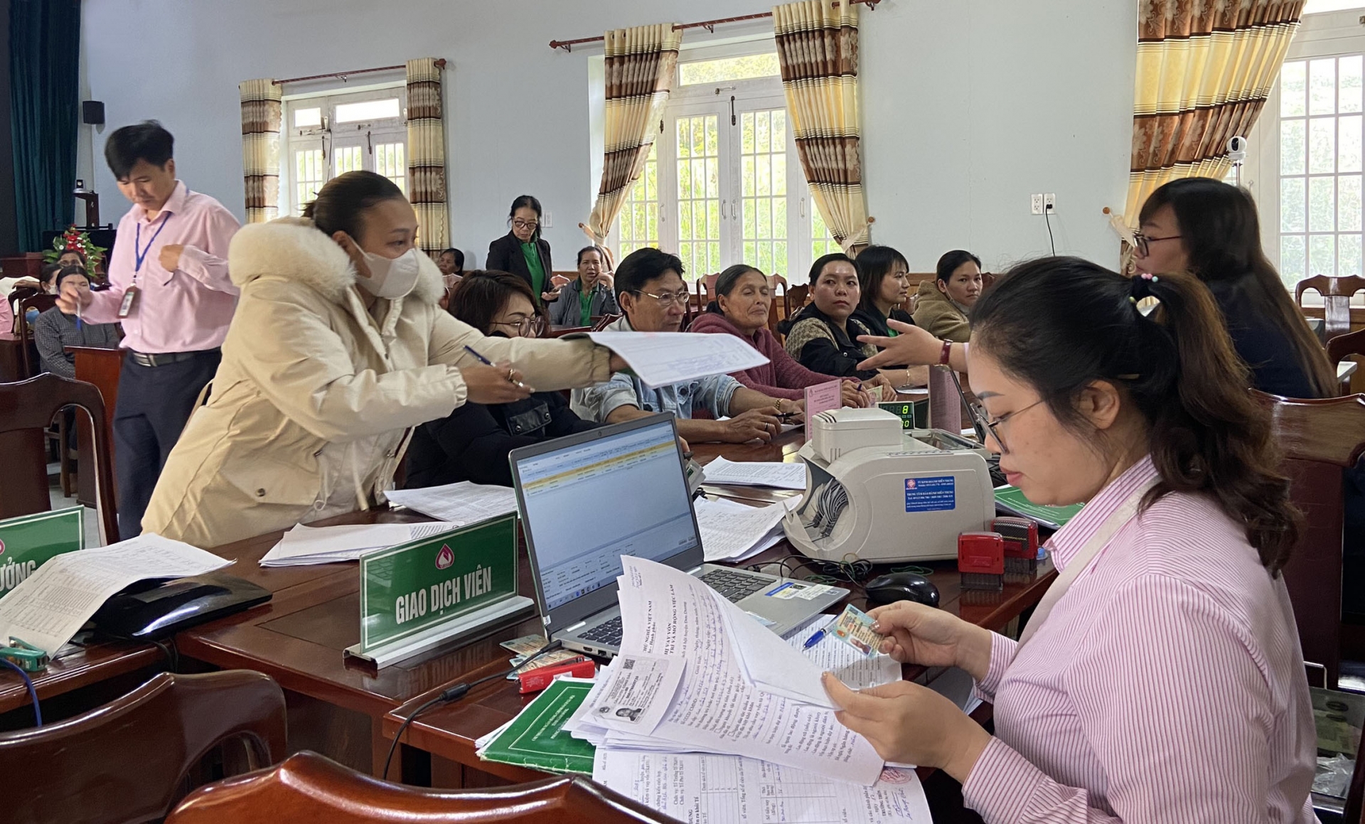 Giải ngân cho vay Chương trình hỗ trợ tạo việc làm, duy trì và mở rộng việc làm ở Điểm giao dịch xã Lạc Lâm, huyện Đơn Dương