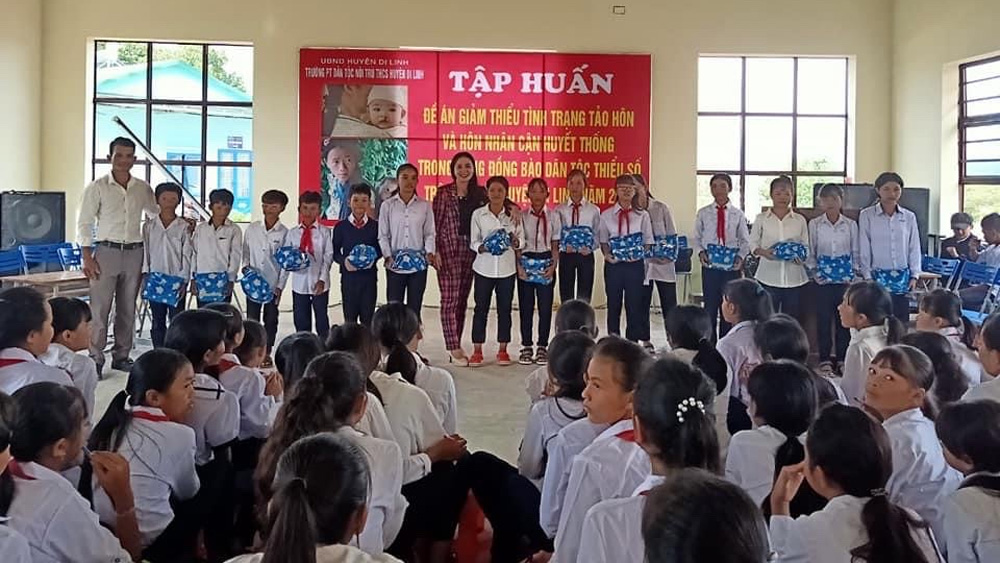 Tuyên truyền phòng chống tảo hôn và hôn nhân cận huyết tại Trường PTDT Nội trú huyện Di Linh