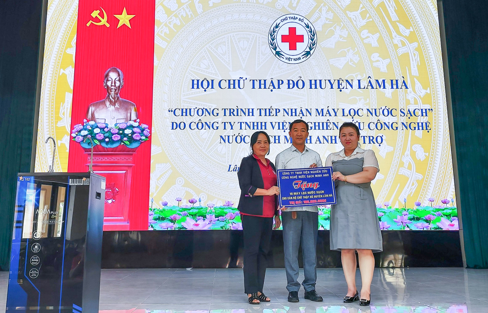 Trao tặng máy lọc nước sạch cho cán bộ Hội Chữ thập đỏ huyện Lâm Hà