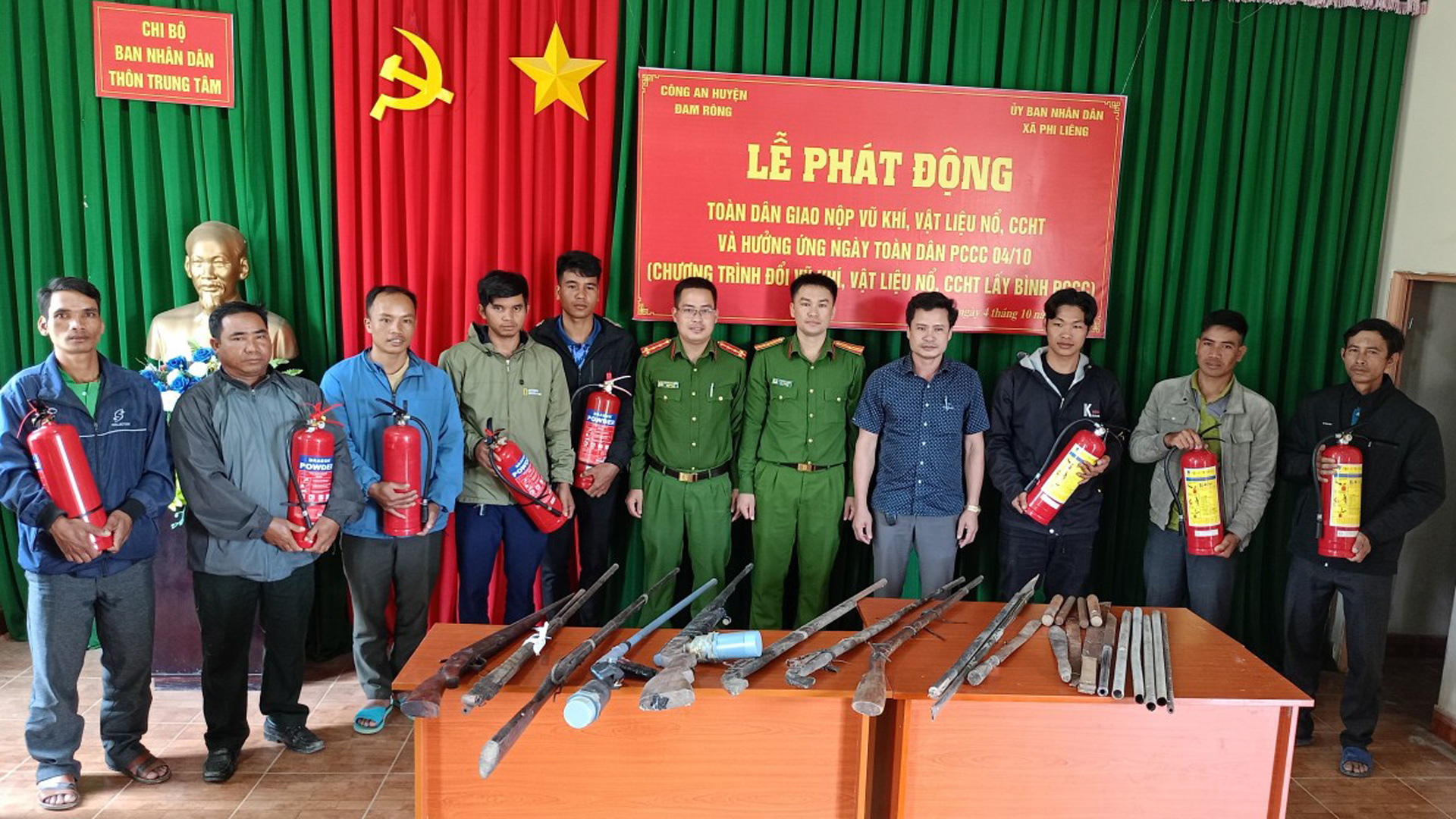 Công an Lâm Đồng đổi vũ khí, vật liệu nổ lấy bình chữa cháy