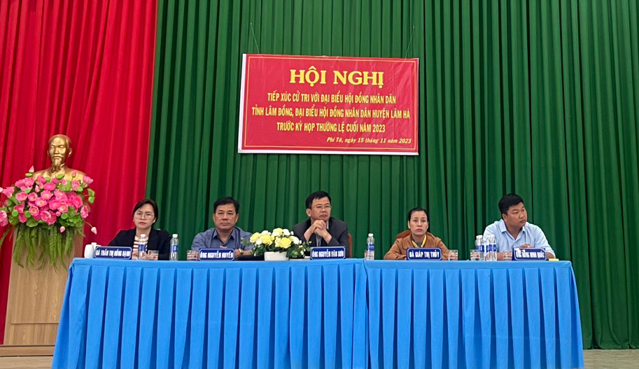 Các đại biểu HĐND tỉnh, HĐND huyện Lâm Hà tiếp xúc cử tri tại xã Phi Tô