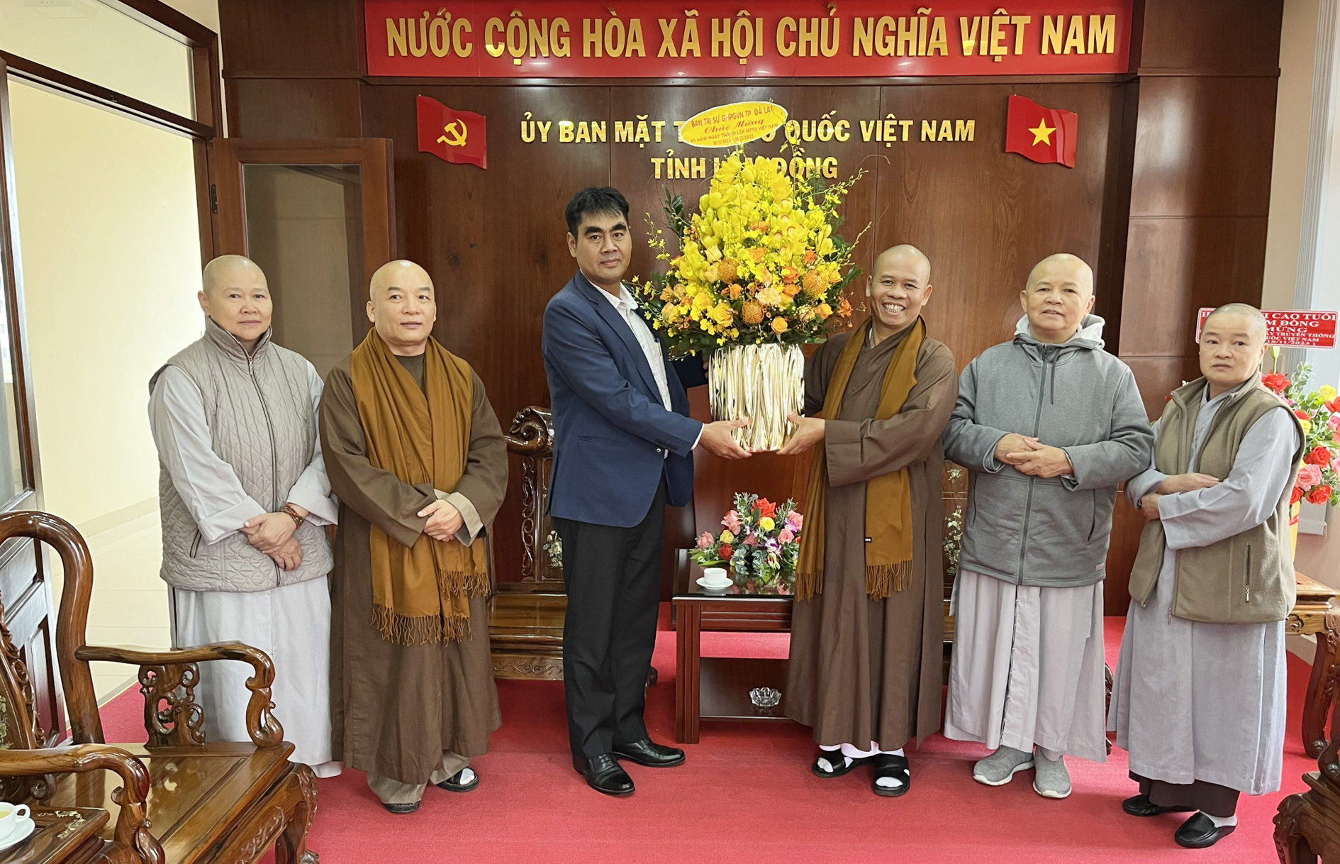 Ban Trị sự GHPG Đà Lạt tặng hoa chúc mừng Ủy ban MTTQ Việt Nam tỉnh nhân dịp kỷ niệm 93 năm Ngày Truyền thống Mặt trận