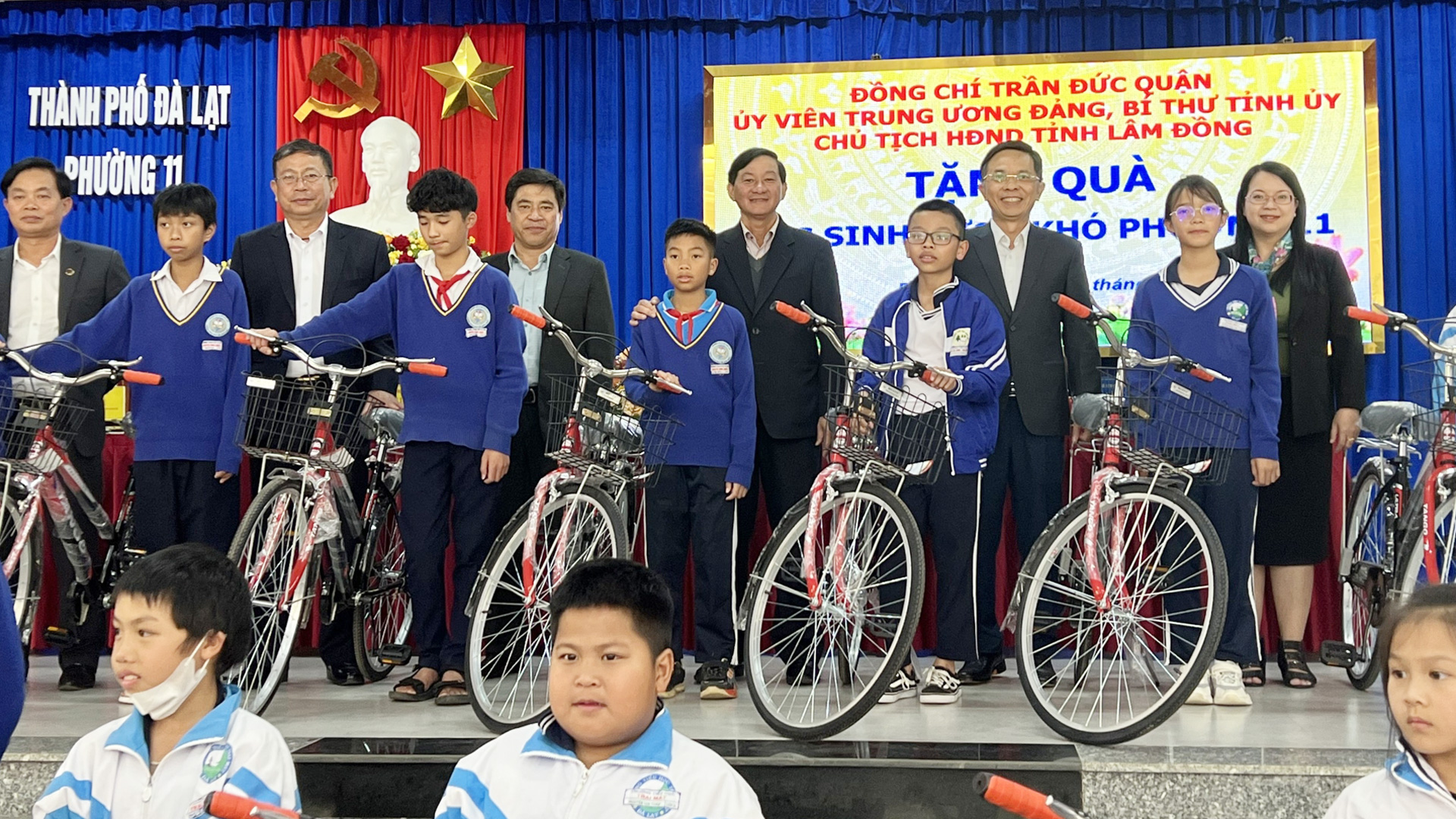 Bí thư Tỉnh ủy và lãnh đạo thành phố Đà Lạt trao tặng xe đạp cho học sinh có hoàn cảnh khó khăn tại phường 11