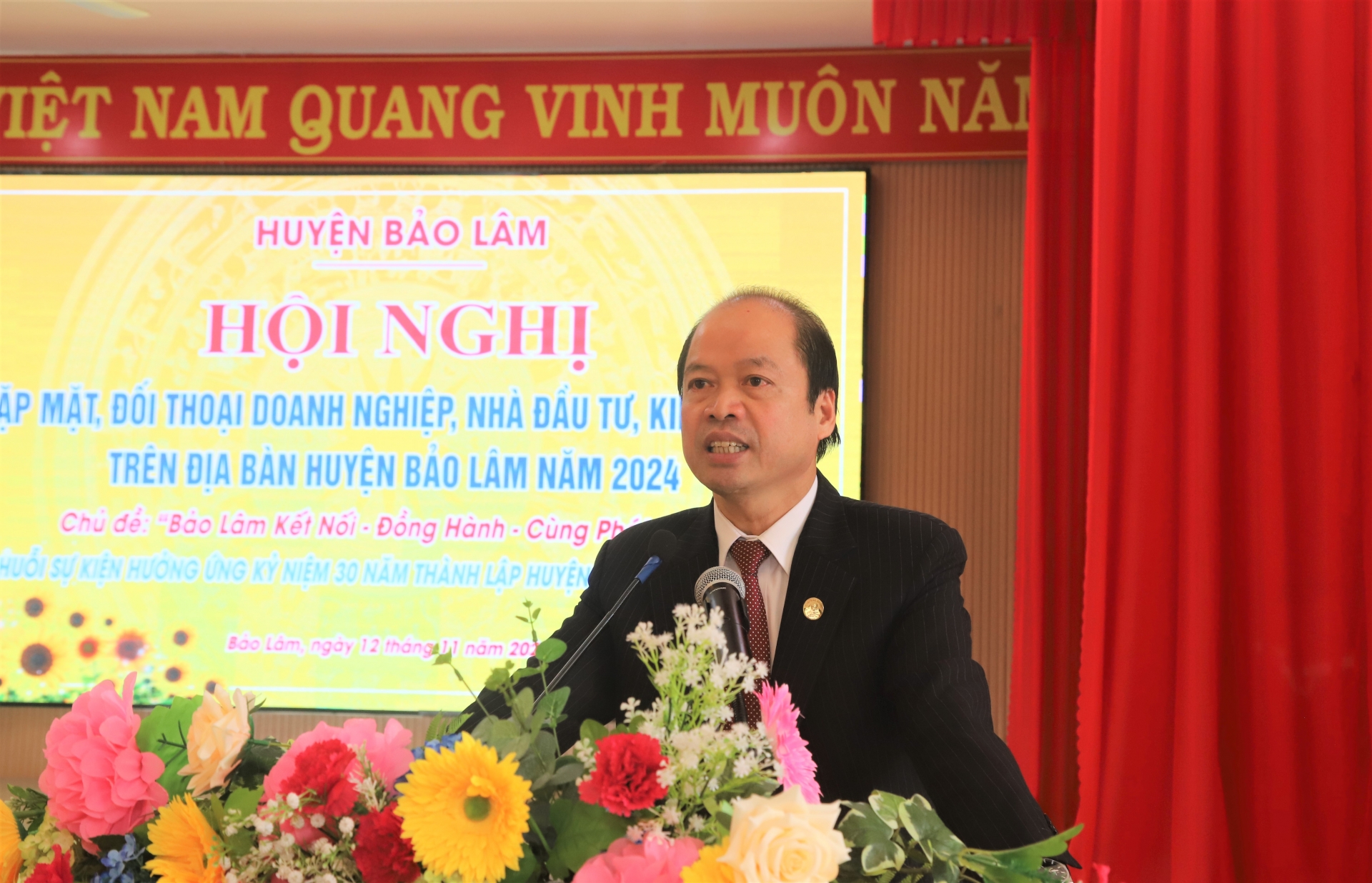 Đồng chí Nguyễn Viết Vân - Bí thư Huyện ủy Bảo Lâm phát biểu tại buổi hội nghị gặp mặt các doanh nghiệp, nhà đầu tư