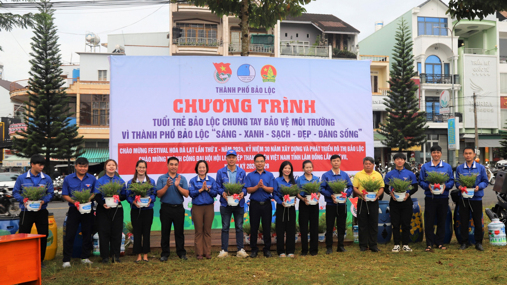 Thành Đoàn Bảo Lộc tặng cây cảnh lưu niệm cho các tổ chức đoàn tham gia lễ phát động