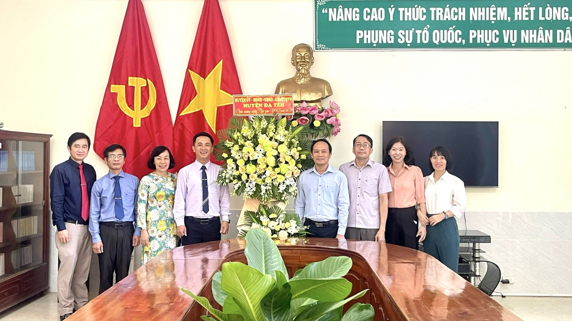 Lãnh đạo huyện Đạ Tẻh thăm và chúc mừng các đơn vị giáo dục nhân Ngày Nhà giáo Việt Nam