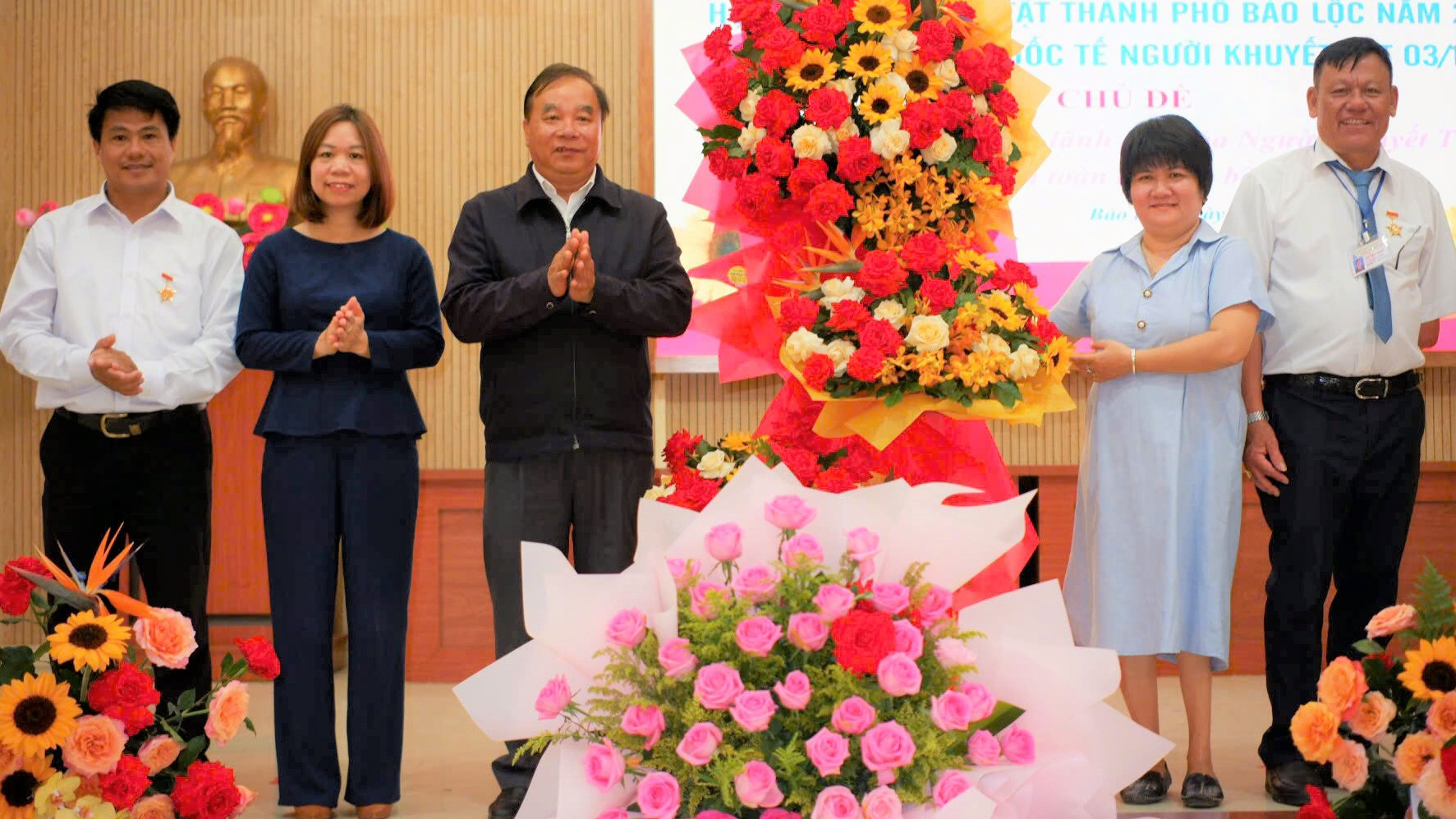 Lãnh đạo Ủy ban MTTQ Việt Nam TP Bảo Lộc tặng hoa chúc mừng Hội Người khuyết tật thành phố