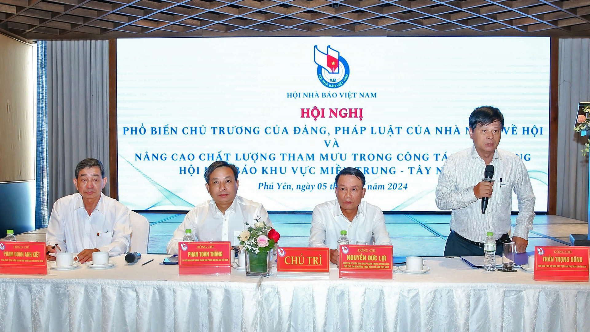 Các đồng chí chủ trì Hội nghị