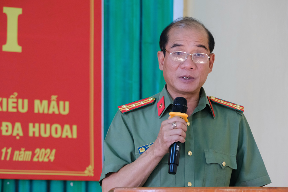 Đại tá Lê Hồng Phong - Phó Giám đốc Công an tỉnh phát biểu tại ngày hội