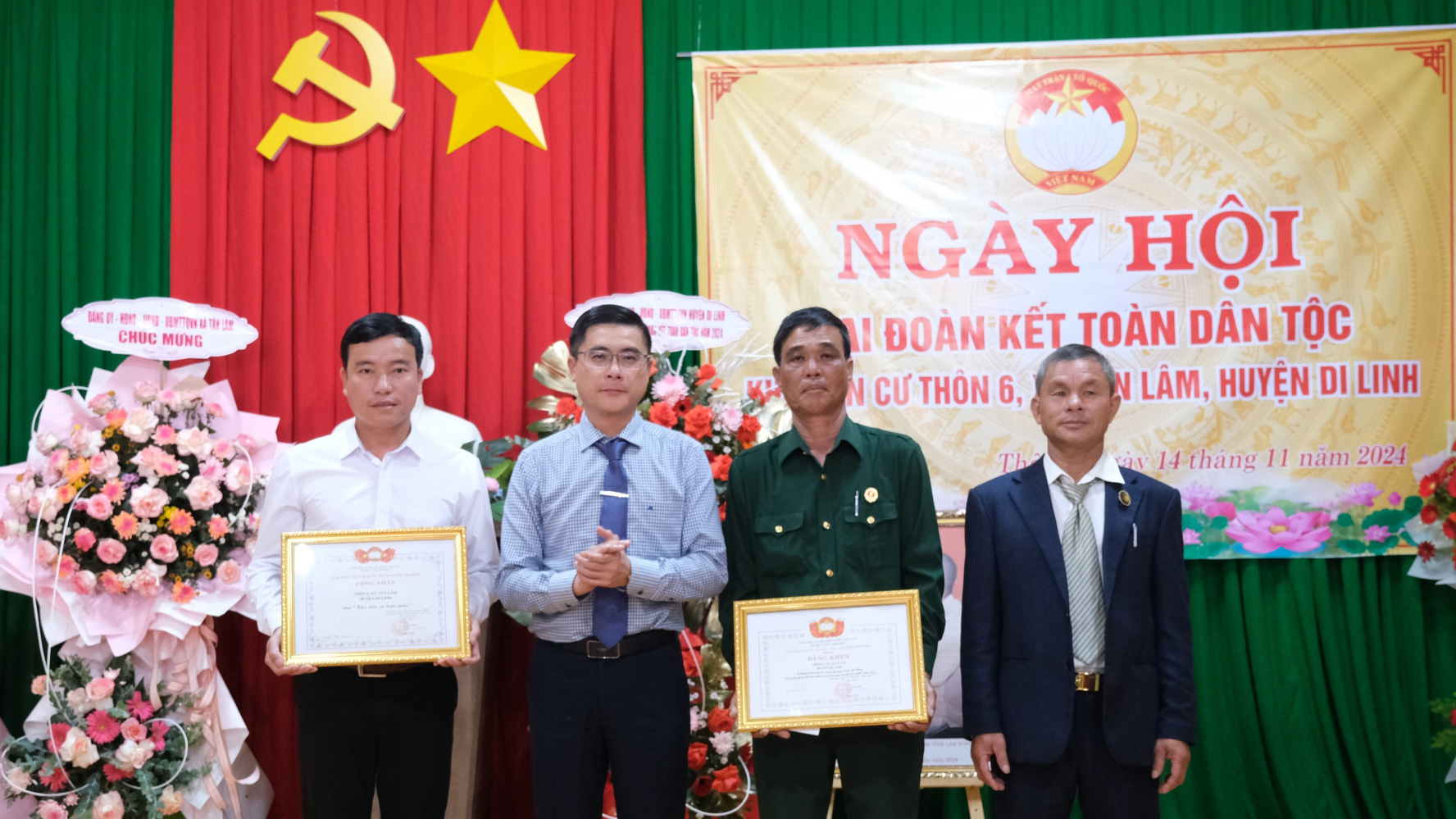 Đồng chí Nguyễn Khắc Bình - Chủ nhiệm Ủy ban Kiểm tra Tỉnh ủy trao bằng công nhận và giấy khen Khu dân cư kiểu mẫu cho cán bộ, Nhân dân Thôn 6