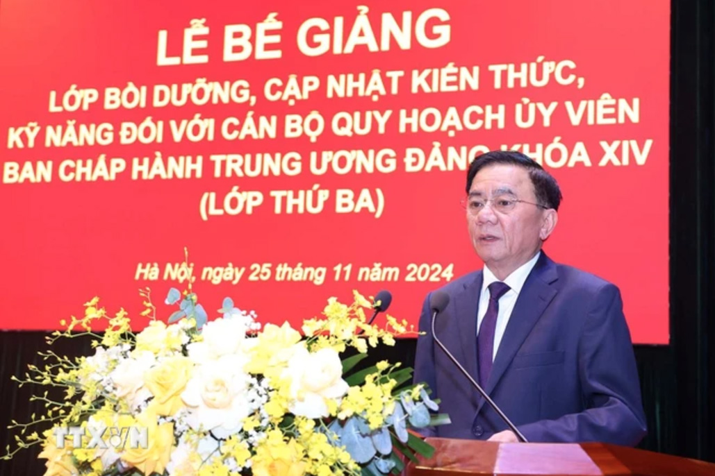 Ông Trần Cẩm Tú, Ủy viên Bộ Chính trị, Thường trực Ban Bí thư, Chủ nhiệm Ủy ban Kiểm tra Trung ương phát biểu bế giảng