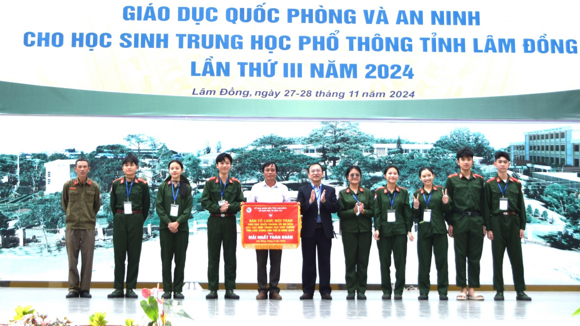 Đồng chí Trần Đức Lợi - Phó Giám đốc Sở Giáo dục - Đào tạo, trao giải nhất toàn đoàn cho Trường THPT Trần Phú