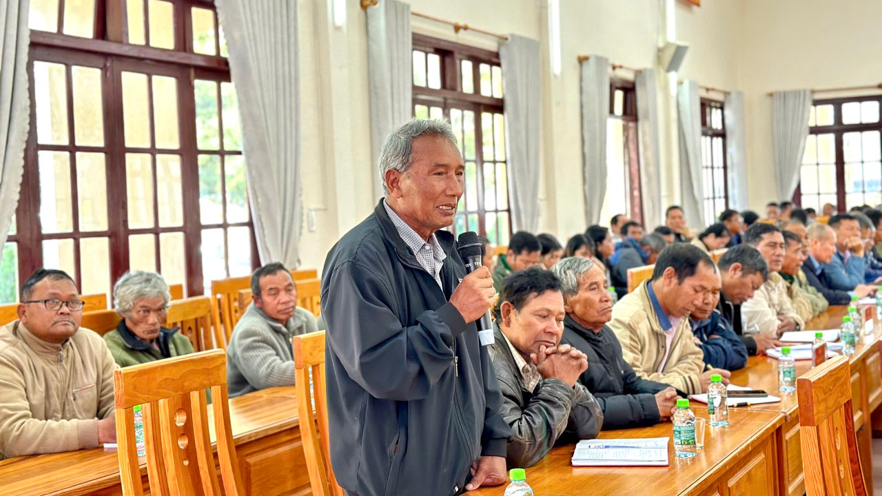 Già làng vùng đồng bào DTTS trao đổi tại hội nghị