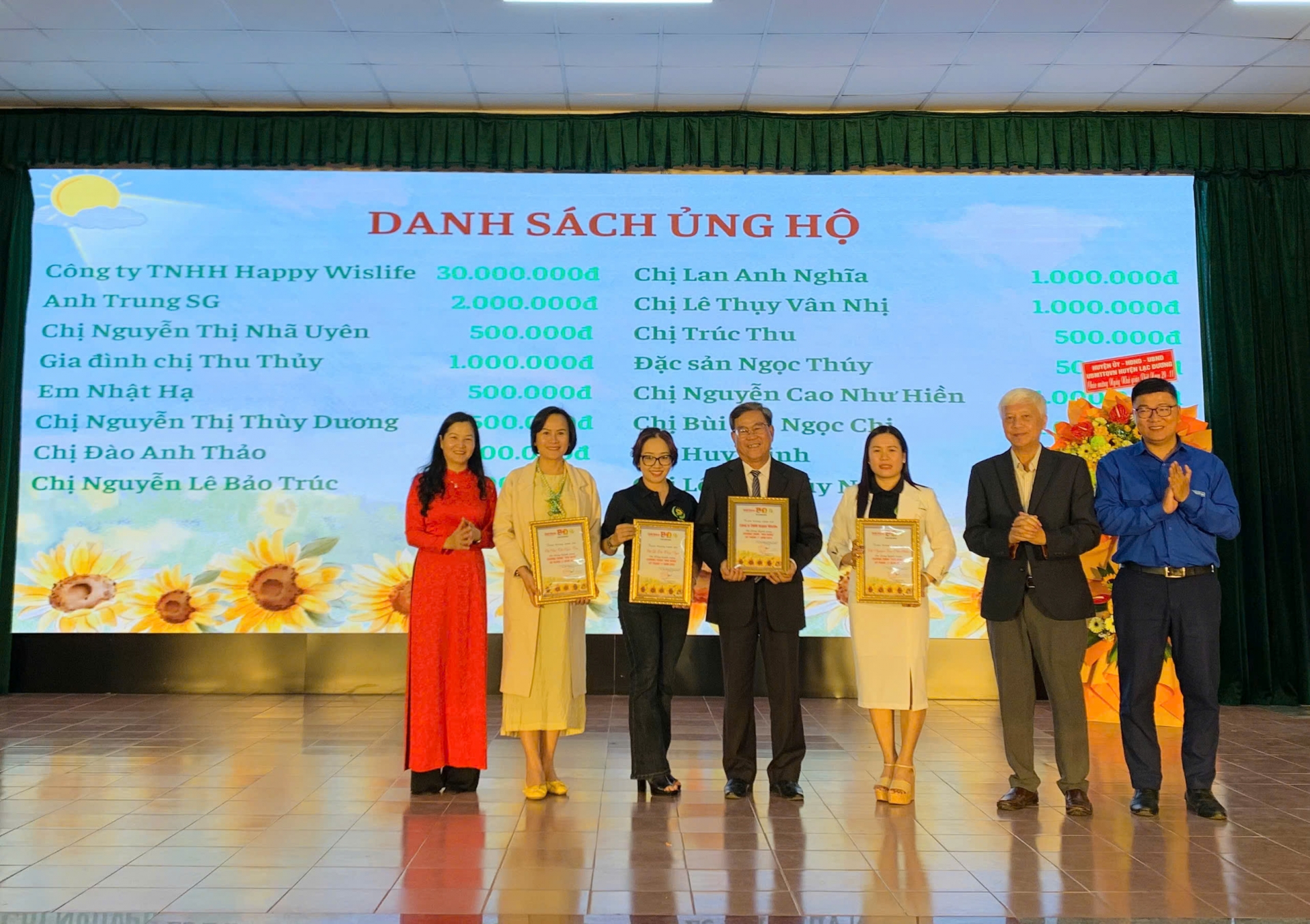 Ban tổ chức tặng thư cảm ơn cho các nhà hảo tâm tại chương trình