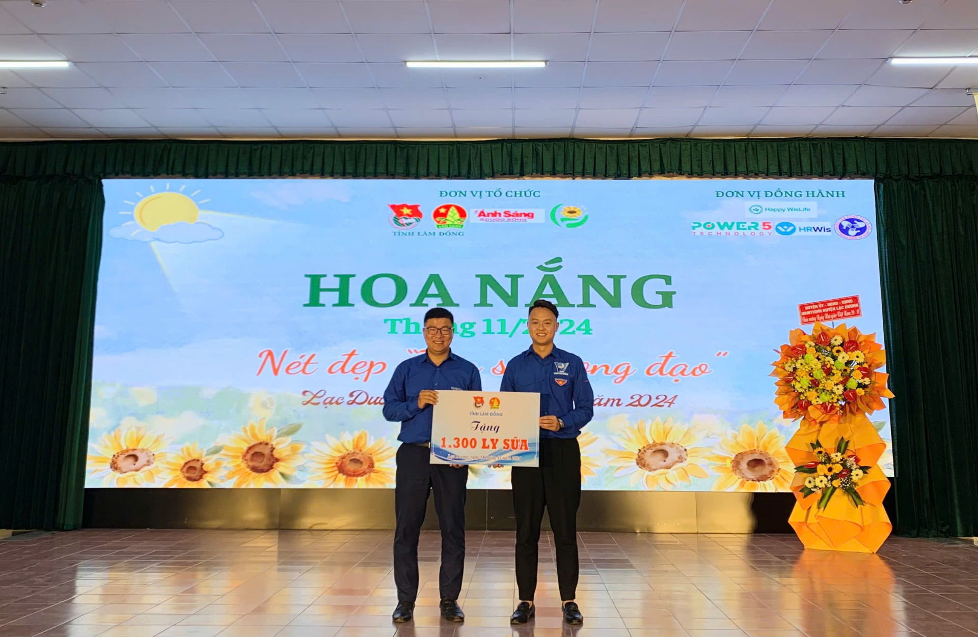 Tinh Đoàn - Hội đồng Đội tỉnh tặng 1.300 ly sữa cho Huyện Đoàn - Hội đồng Đội huyện Lạc Dương