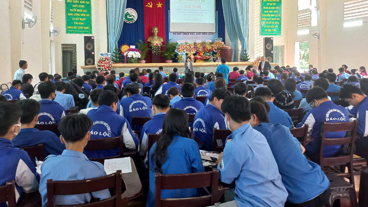 Hơn 300 sinh viên tham gia ngày hội thông tin thị trường lao động và giới thiệu việc làm năm 2024