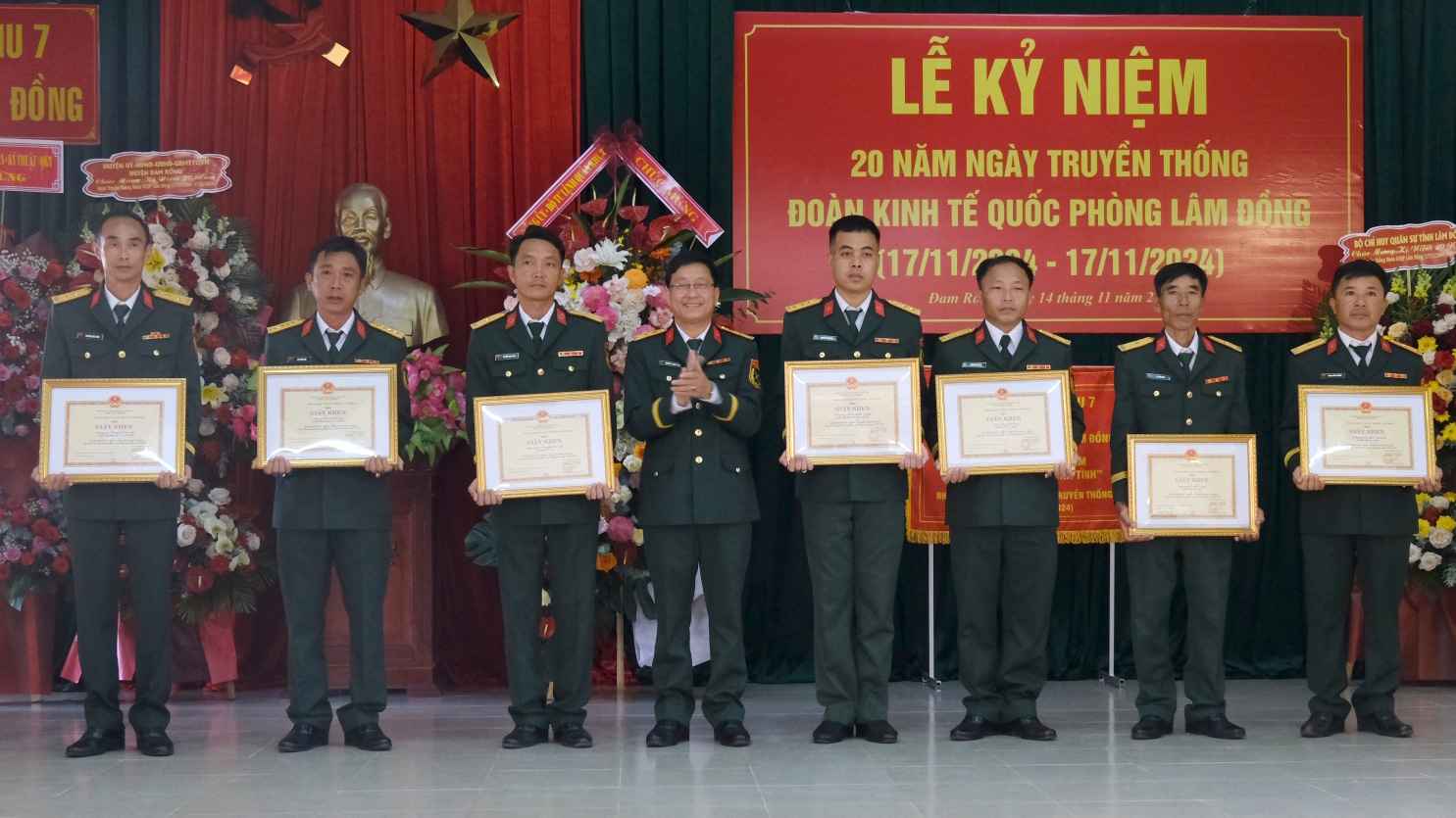 Trung tá Nguyễn Trọng Thuý – Chính trị viên Đoàn KTQP tặng giấy khen cho các cá nhân có thành tích xuất sắc trong xây dựng Khu Kinh tế Quốc phòng Bắc Lâm Đồng