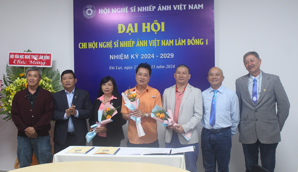 Tặng hoa chúc mừng Ban chấp hành nhiệm kỳ mới