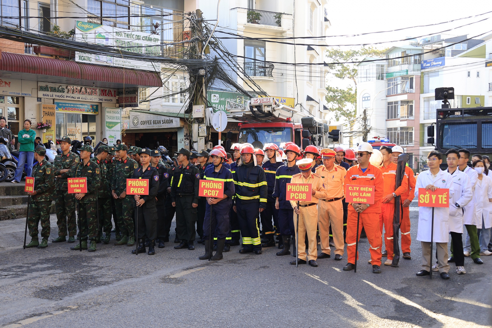 Các lực lượng tham gia chữa cháy