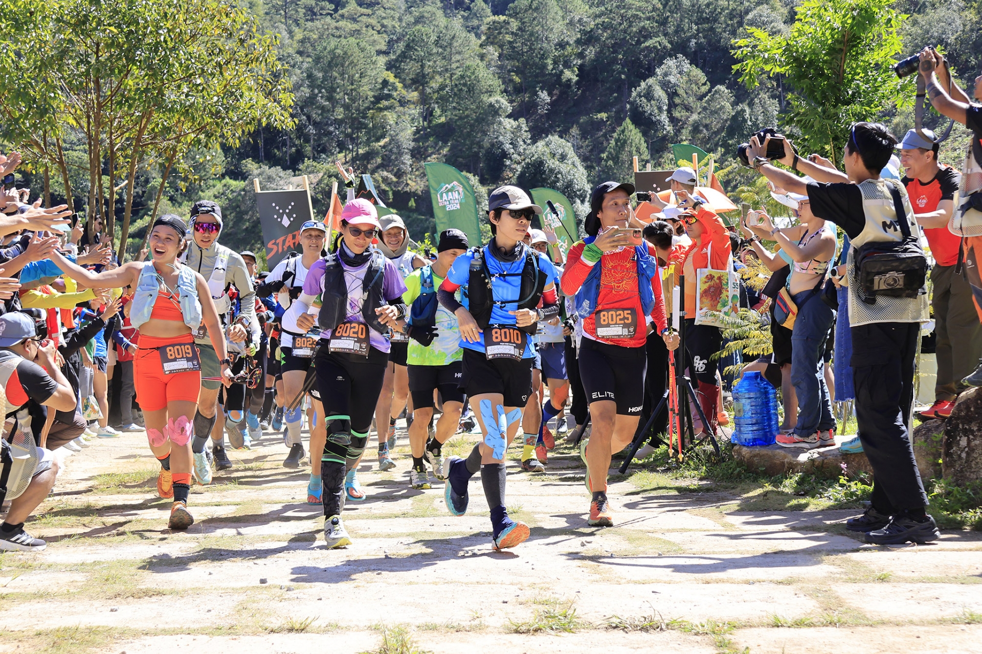 Các vận động viên chạy cự ly 160Km xuất phát