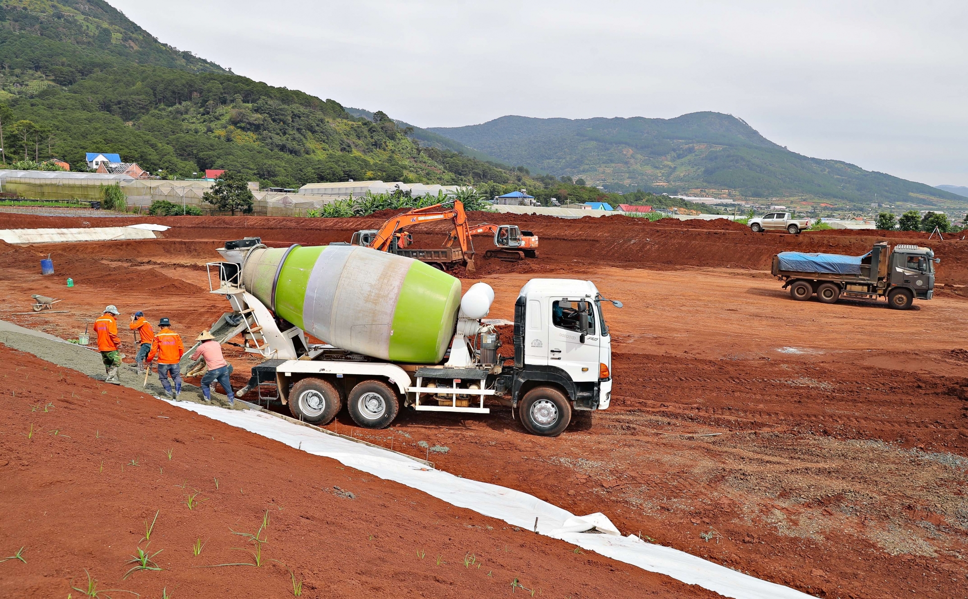 Khu vực tái định canh Dự án hồ chứa nước Ta Hoét được bố trí tại thôn Trung Hiệp, xã Hiệp An, hiện các đơn vị đang nỗ lực đẩy nhanh hoàn thành hồ nước rộng 1ha để cung cấp nước cho bà con thôn KRèn khi nhận đất, canh tác nông nghiệp tại đây