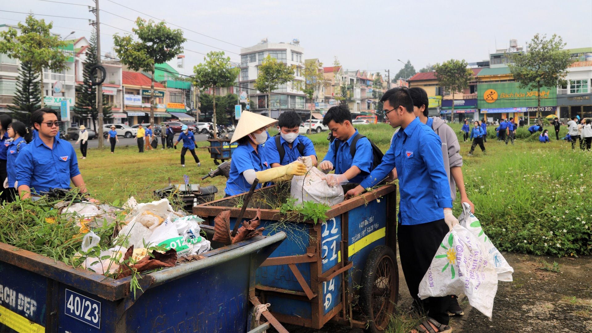 Bảo Lộc: Đoàn viên, thanh niên tích cực tham gia vệ sinh môi trường, chỉnh trang đô thị