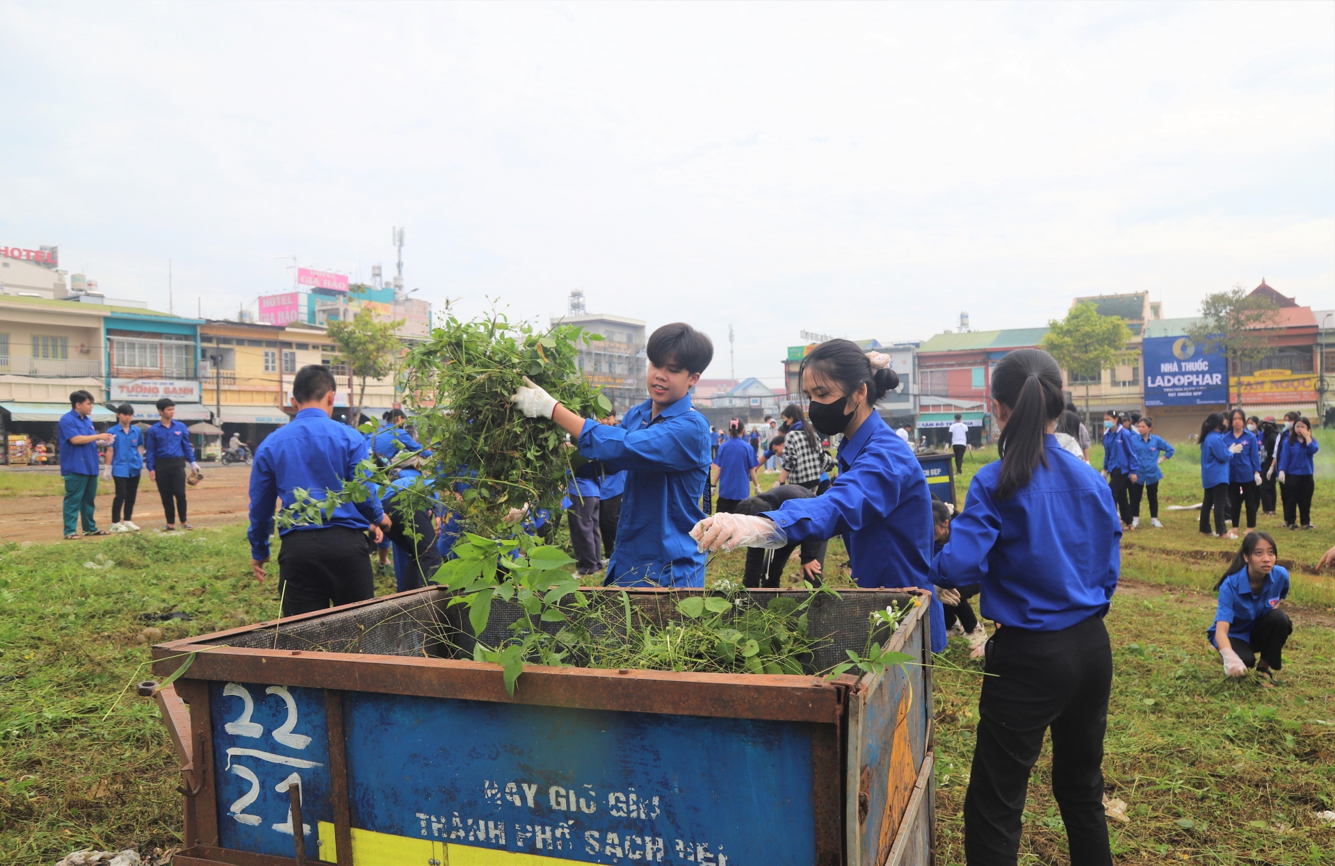 Đông đảo đoàn viên, thanh niên, học sinh TP Bảo Lộc tham gia dọn vệ sinh làm đẹp cảnh quan đô thị, môi trường khu vực Chợ cũ Bảo Lộc