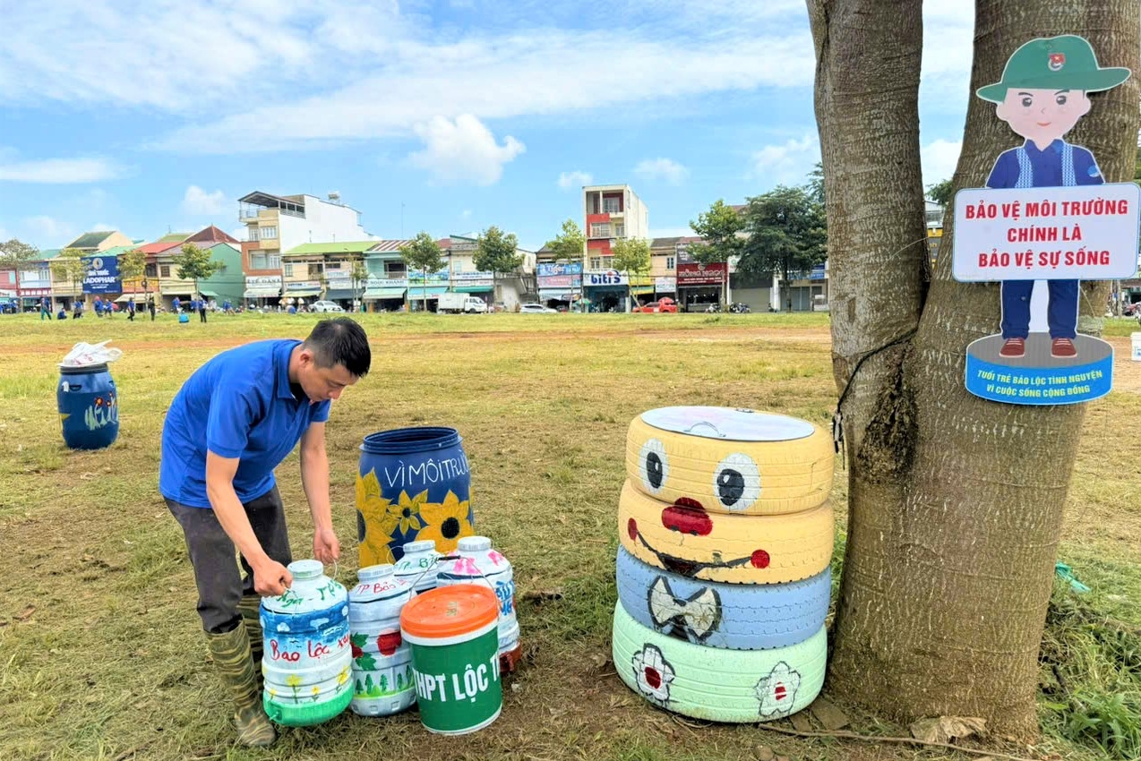 Đoàn viên, thanh niên lắp đặt thùng đựng rác xung quanh khuôn viên Chợ cũ Bảo Lộc để người dân bỏ rác đảm bảo vệ sinh môi trường