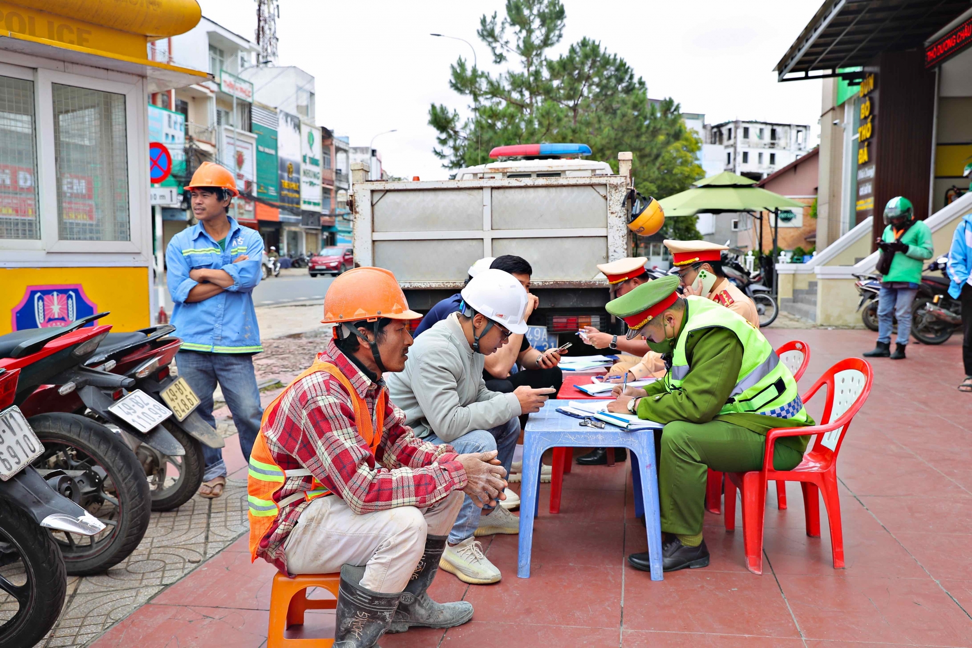 Đội CSGT-TT, Công an TP Đà Lạt thực hiện việc quyết liệt xử phạt các hành vi vi phạm giao thông 