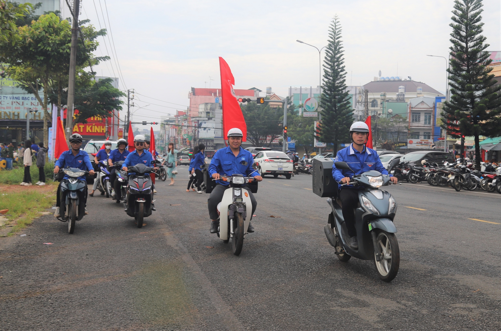 Tuổi trẻ TP Bảo Lộc tổ chức tuyên truyền công tác chỉnh trang đô thị, bảo vệ môi trường bằng xe loa lưu động