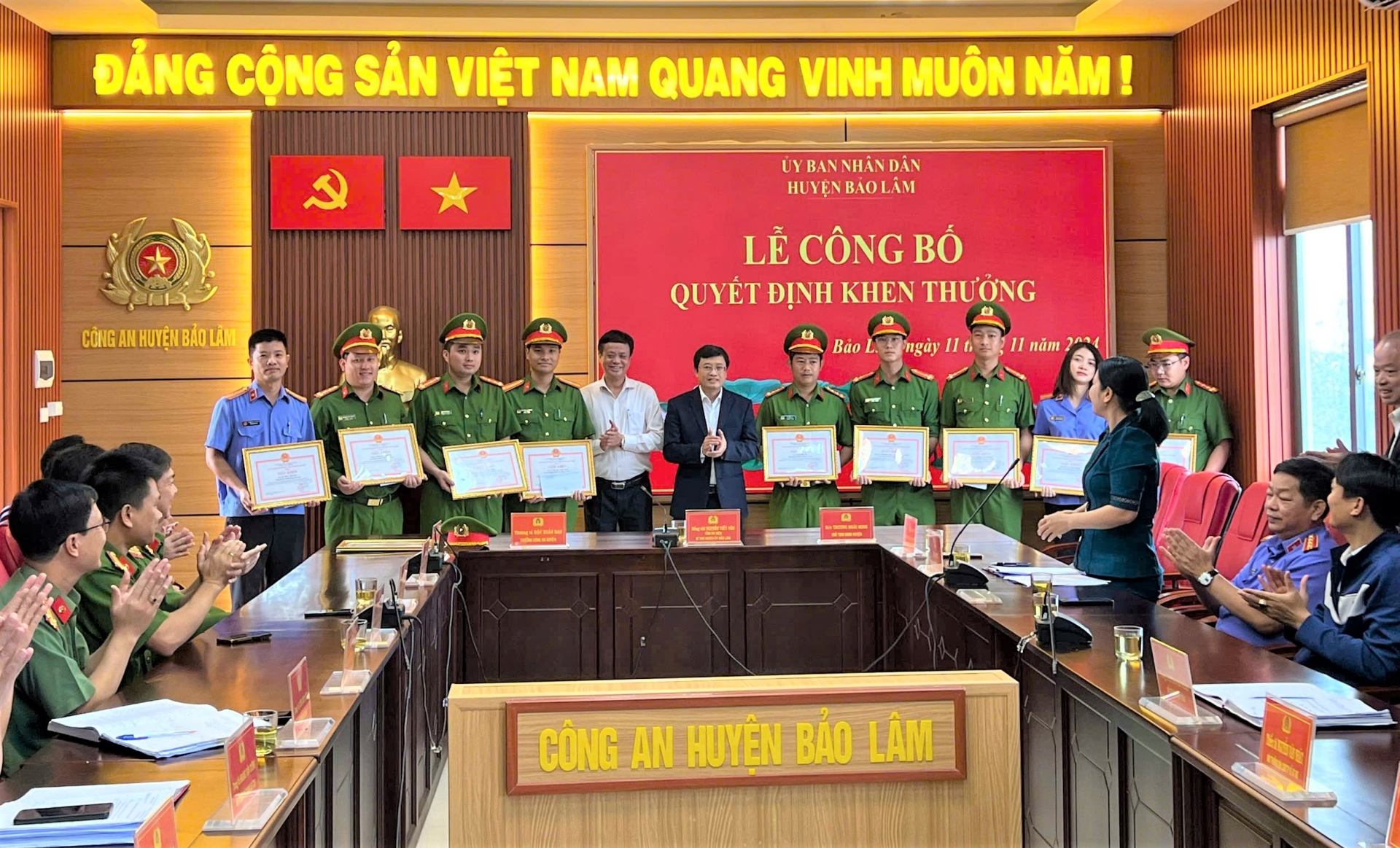 Chủ tịch UBND huyện Bảo Lâm Trương Hoài Minh trao tặng giấy khen cho các cá nhân trực tiếp phá án có thành tích xuất sắc