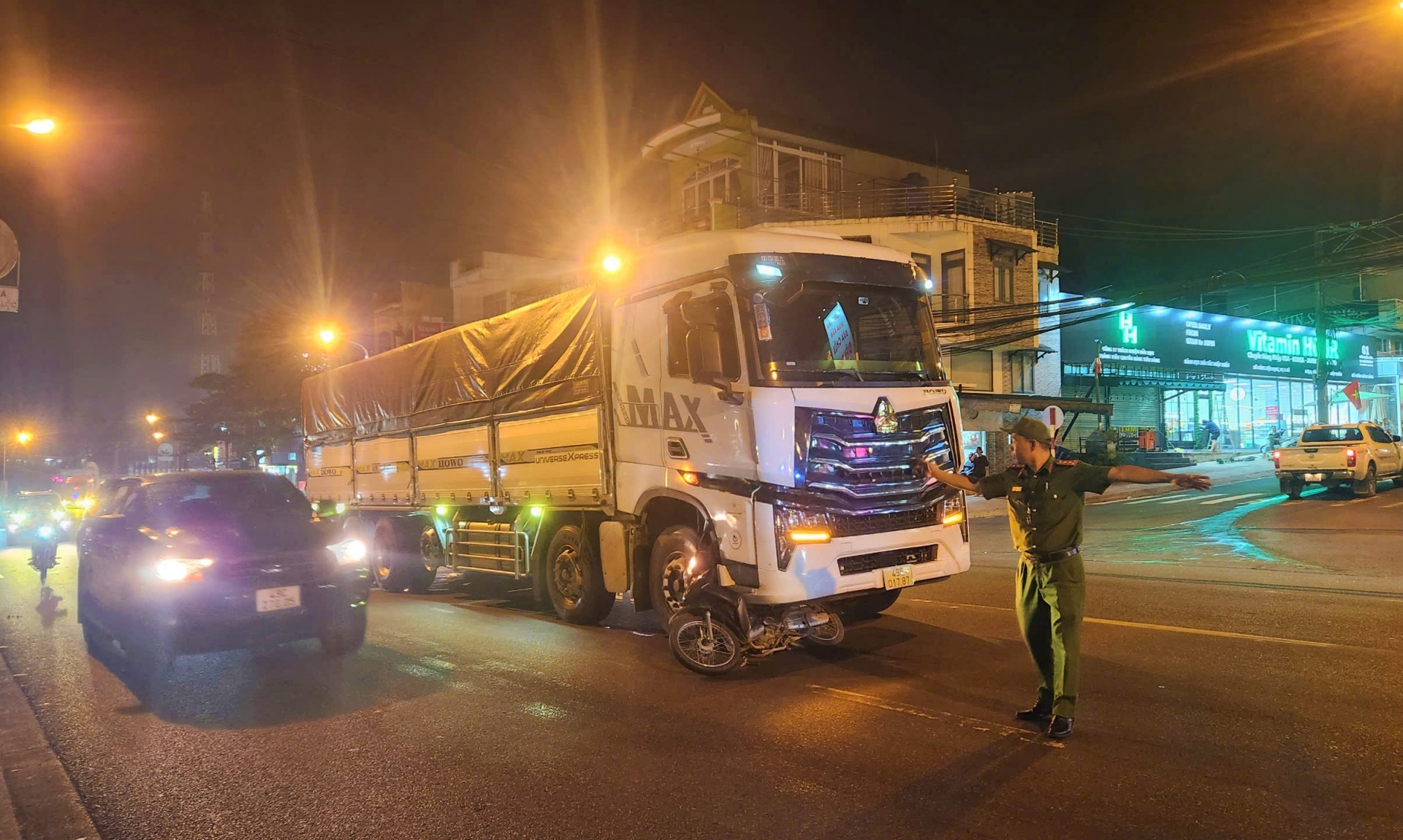 Cơ quan công an có mặt điều tiết, phân luồng đảm bảo an toàn giao thông tại hiện trường vụ tai nạn