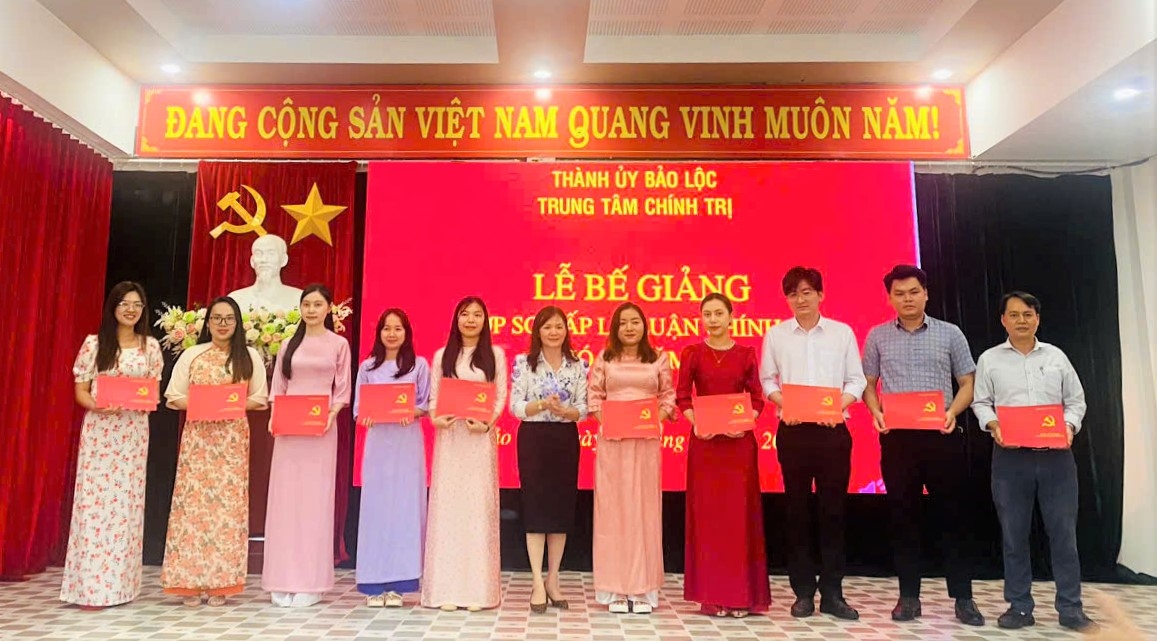 Ban tổ chức lớp học trao bằng tốt nghiệp cho các học viên