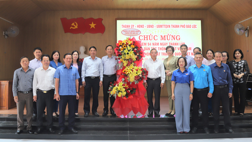 Thường trực Thành ủy Bảo Lộc thăm, chúc mừng Mặt trận Tổ quốc và các đoàn thể thành phố