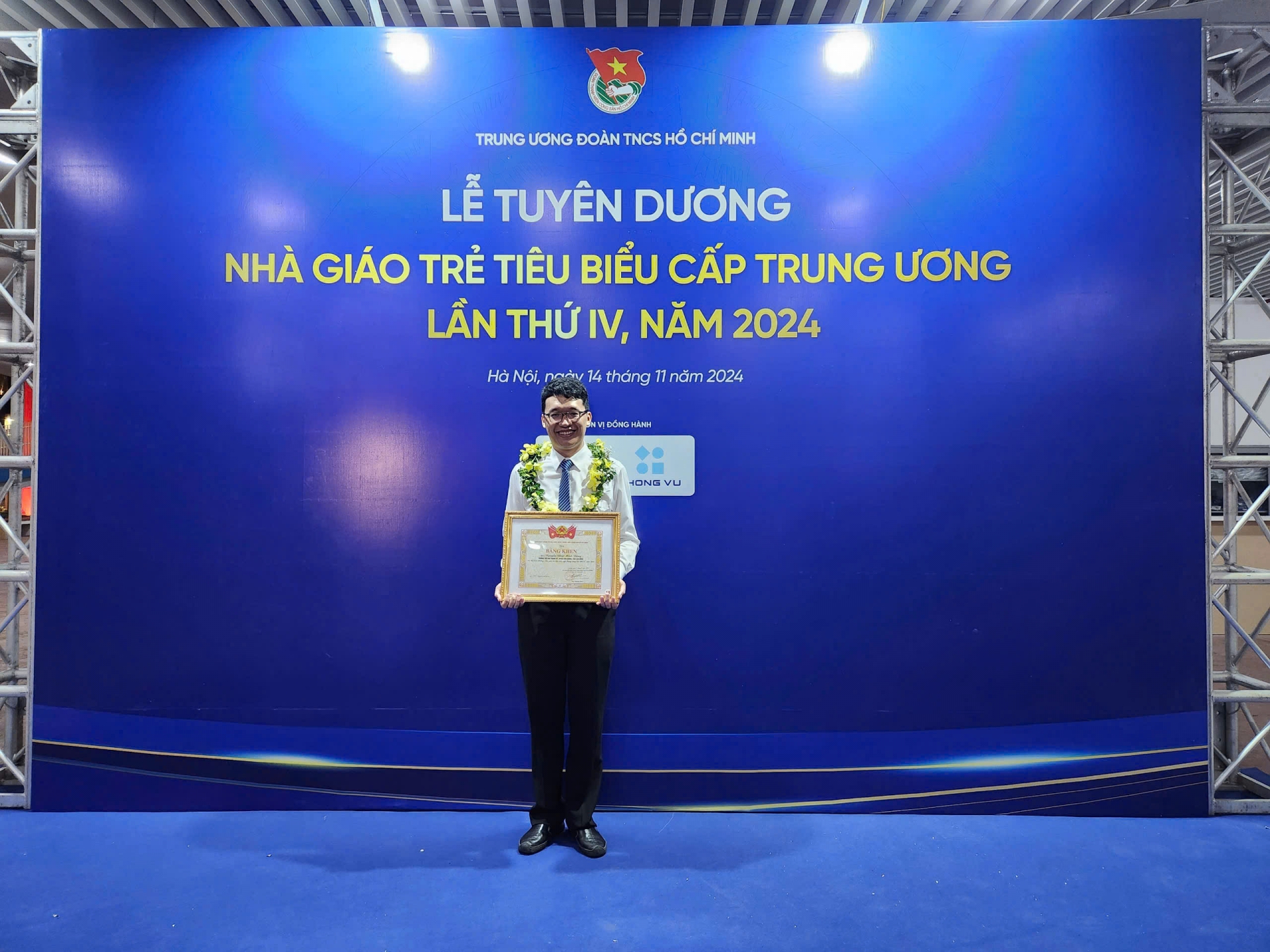 Thầy giáo Nguyễn Nhật Minh Đăng nhận danh hiệu Nhà giáo trẻ tiêu biểu cấp Trung ương năm 2024