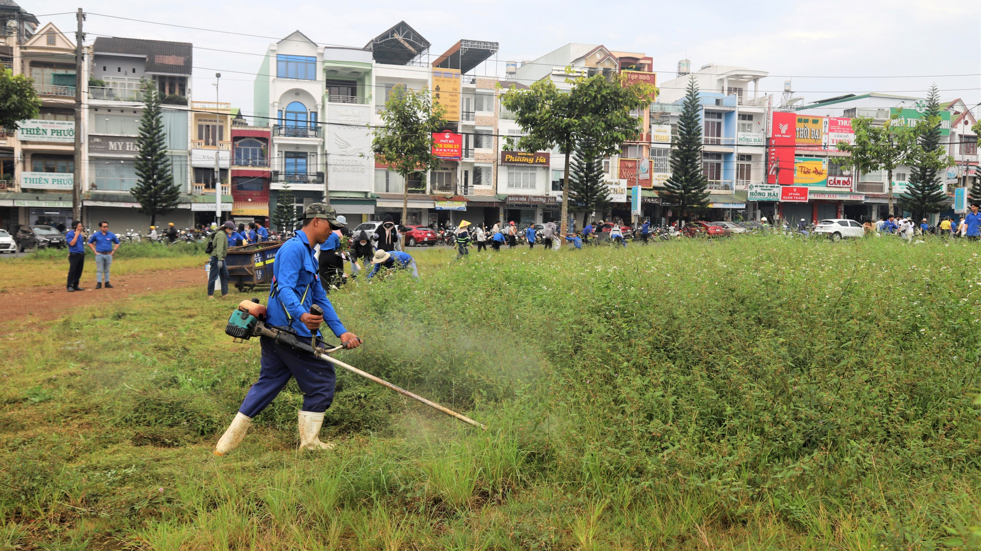 Công nhân công trình đô thị phát cỏ tại khu vực Chợ cũ Bảo Lộc rộng hơn 1,6 ha