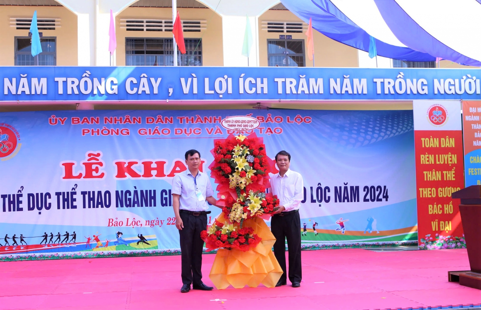 Lãnh đạo TP Bảo Lộc tặng hoa chúc mừng