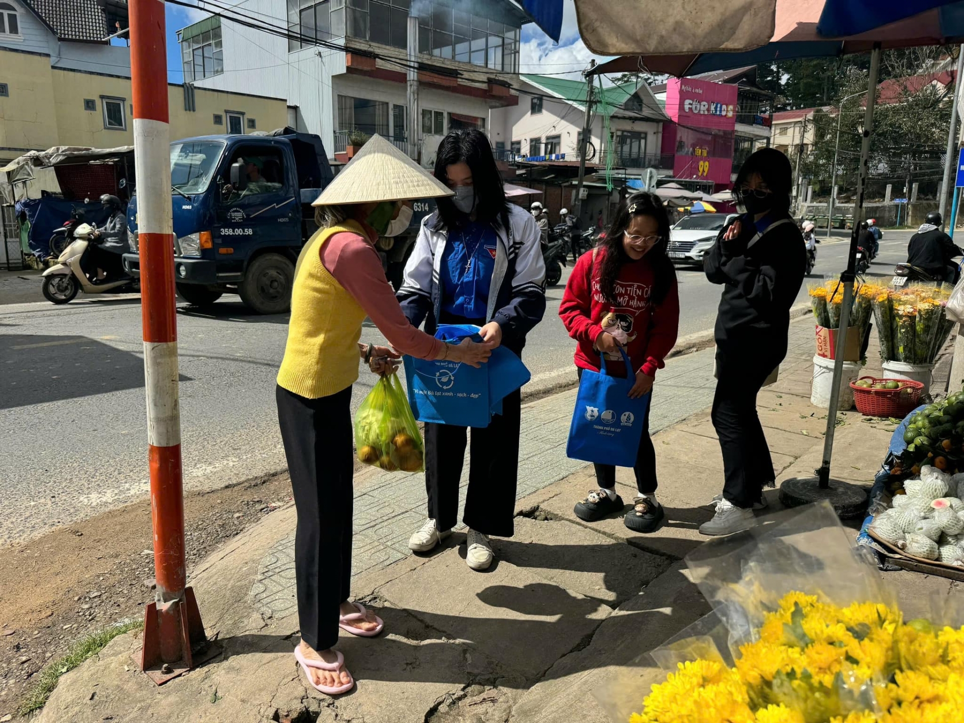 Đoàn viên, thanh niên phát túi tuyên truyền phòng chống rác thải nhựa cho người dân