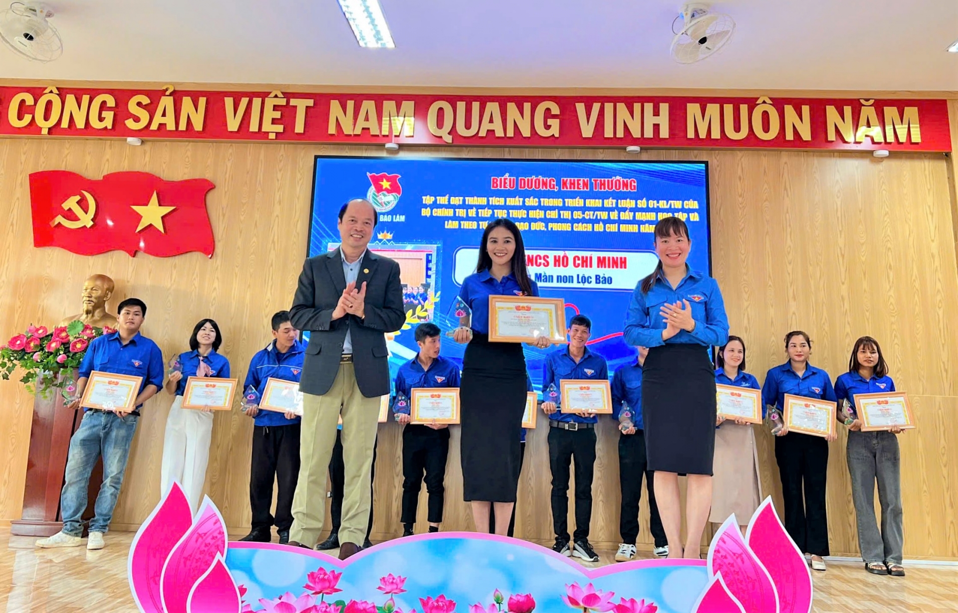 Đồng chí Nguyễn Viết Vân - Bí thư Huyện ủy Bảo Lâm trao tặng giấy khen cho các thanh niên tiên tiến làm theo lời Bác