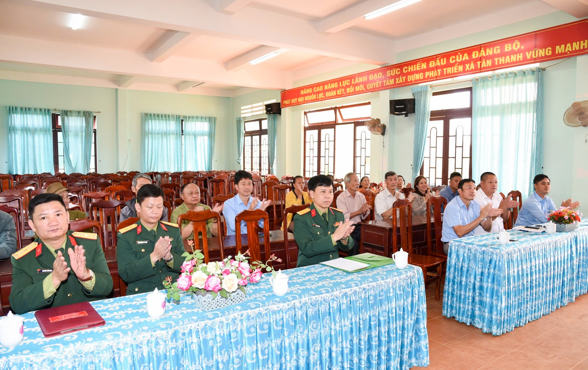 Quang cảnh buổi thăm, tặng quà 