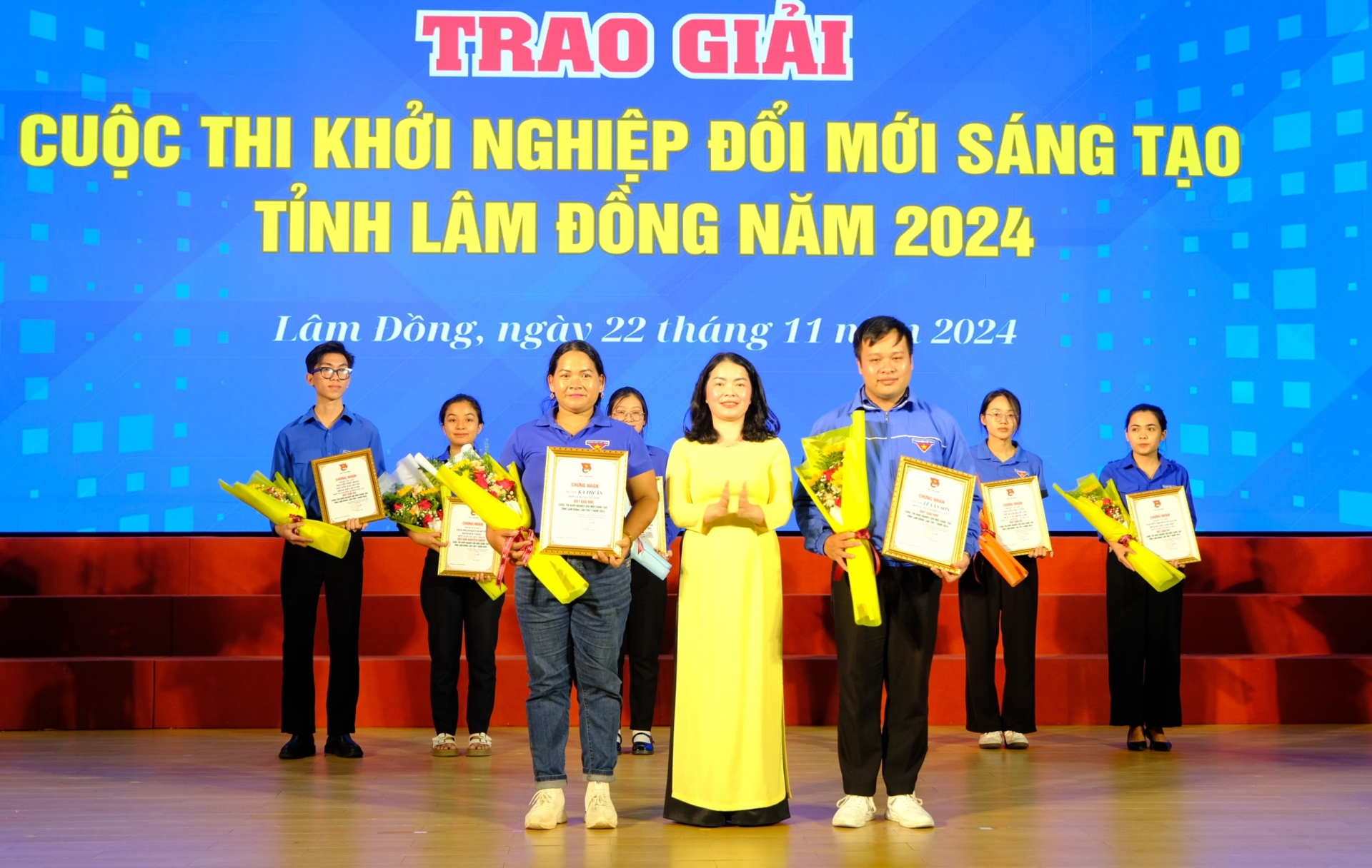 Ban tổ chức trao giải Nhì cho các dự án