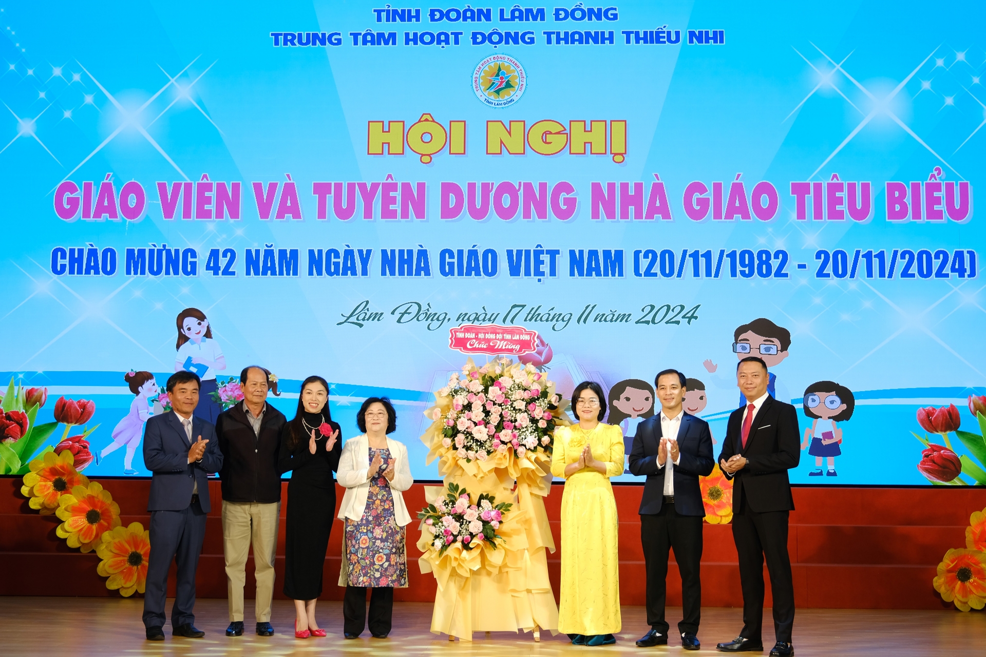 Tỉnh đoàn - Hội đồng Đội tỉnh tặng lẵng hoa chúc mừng cán bộ, giáo viên Trung tâm Hoạt động Thanh thiếu nhi tỉnh