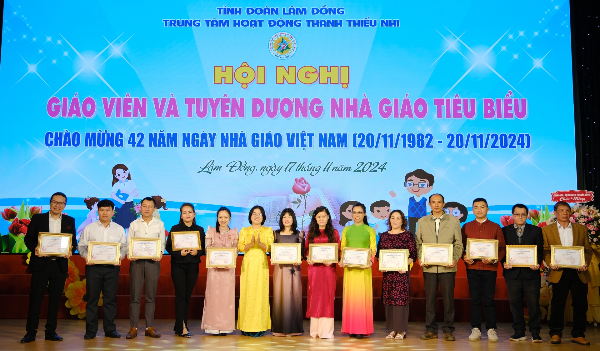 Ban Giám đốc Trung tâm Hoạt động Thanh thiếu nhi tỉnh tặng giấy khen cho các giáo viên có thành tích xuất sắc trong công tác giảng dạy năng khiếu và tham gia các hoạt động phong trào năm 2024