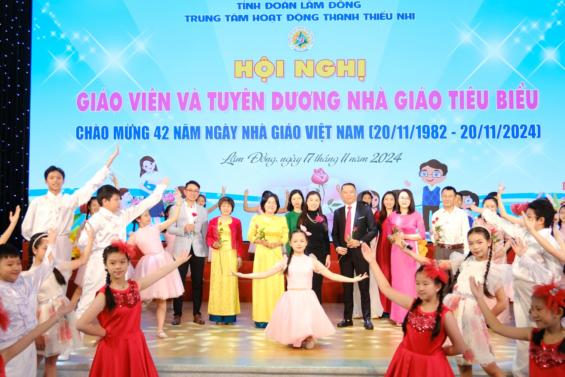 Tiết mục văn nghệ chào mừng Ngày Nhà giáo Việt Nam