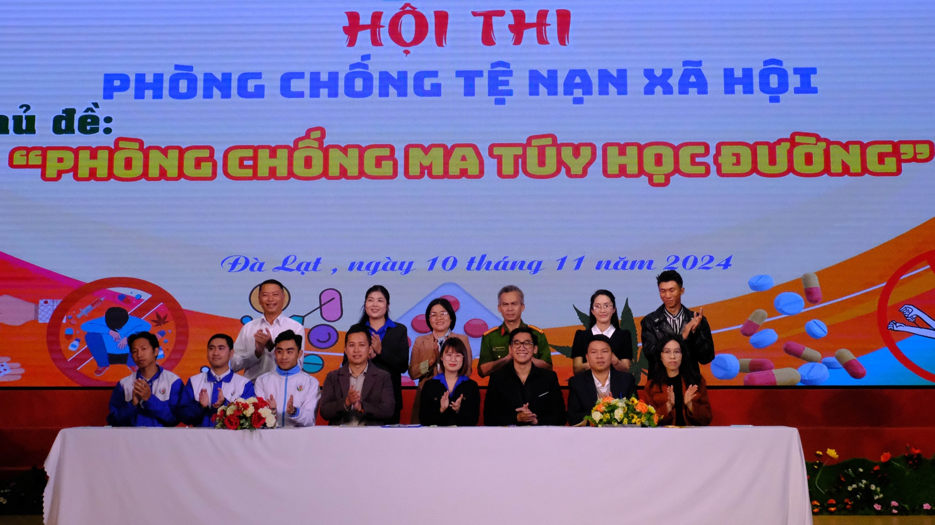 Đại diện 12 cơ sở Đoàn trường học ký Bản giao ước thi đua phòng, chống ma túy trong đoàn viên, thanh niên trường học.