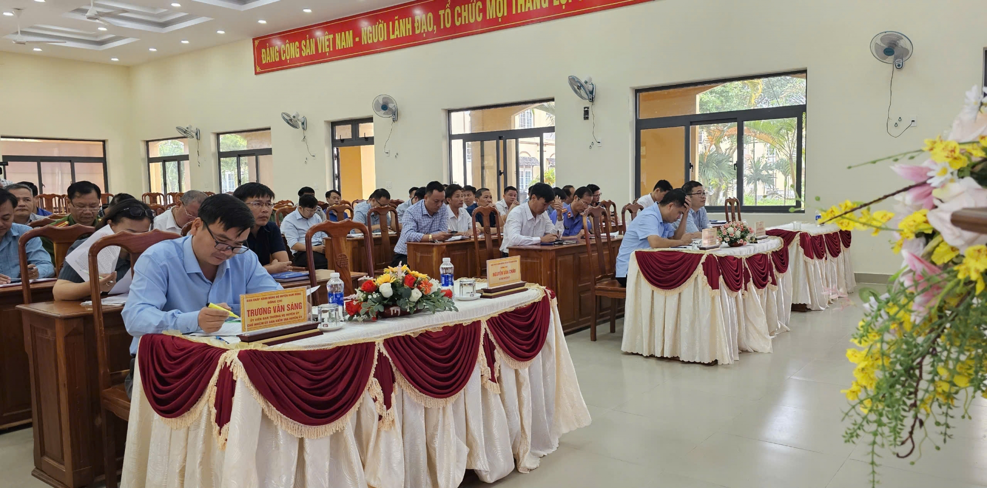 Các học viên là Bí thư, Phó Bí thư Chi bộ, Đảng bộ trực thuộc Huyện ủy, Trưởng, phó các phòng tham gia lớp học