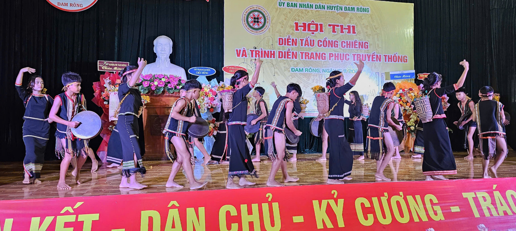 Hội thi diễn tấu cồng chiêng của học sinh Trường Phổ thông dân tộc nội trú - Trung học cơ sở tại Ngày hội