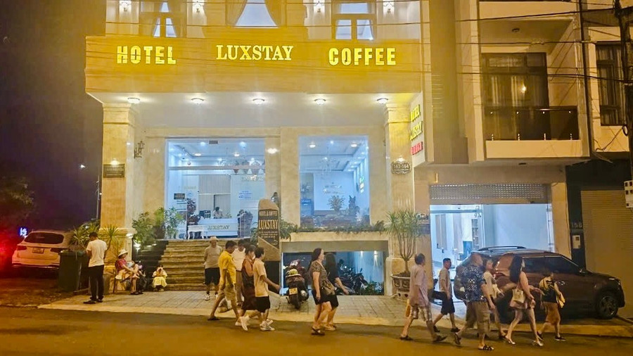 Với vị trí giữa trung tâm thành phố, Khách sạn Luxstay Gia Lai thường được khách đoàn từ 10-20 người lựa chọn làm điểm nghỉ ngơi