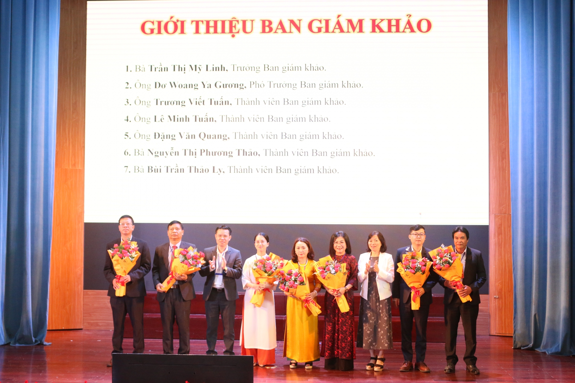 Tặng hoa cho Ban Giám khảo